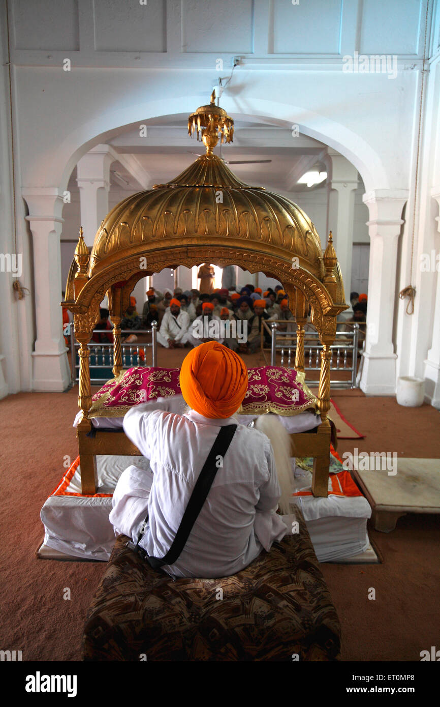 La religione sikh chierico frusta onde su santo Guru Granth Sahib di Anandpur Sahib Gurudwara nel distretto di Rupnagar ; Punjab ; India Foto Stock