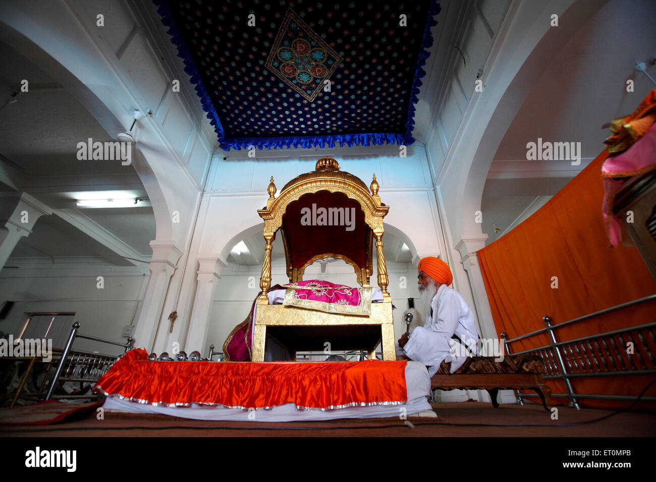 La religione sikh chierico onde di una frusta oltre il santo Guru Granth Sahib al Anandpur Sahib Gurudwara nel distretto di Rupnagar ; Punjab ; India Foto Stock
