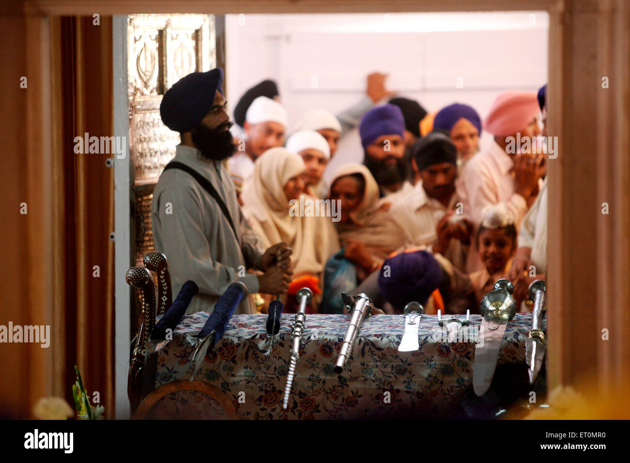 Bracci del Guru Gobind Singhji mantenuta per public display interno di Anandpur sahib Gurudwara nel distretto di Rupnagar ; Punjab ; India Foto Stock