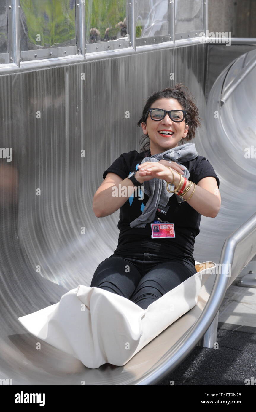 Londra, UK, 10 giugno 2015, i visitatori di Carsten Höller retrospettiva a Hayward Gallery sono in grado da oggi a scendere in 15 metri scorre a spirale commissionato per la mostra. Il gigante spiralatura di slitte che si è rivelato un grande successo presso la Tate Modern ritorno a Londra il South Bank. L'artista concettuale Carsten Höller installato le diapositive - che ha provocato numerose lesioni - presso la ex stazione di potenza di Turbine Hall nel 2006. Credito: JOHNNY ARMSTEAD/Alamy Live News Foto Stock