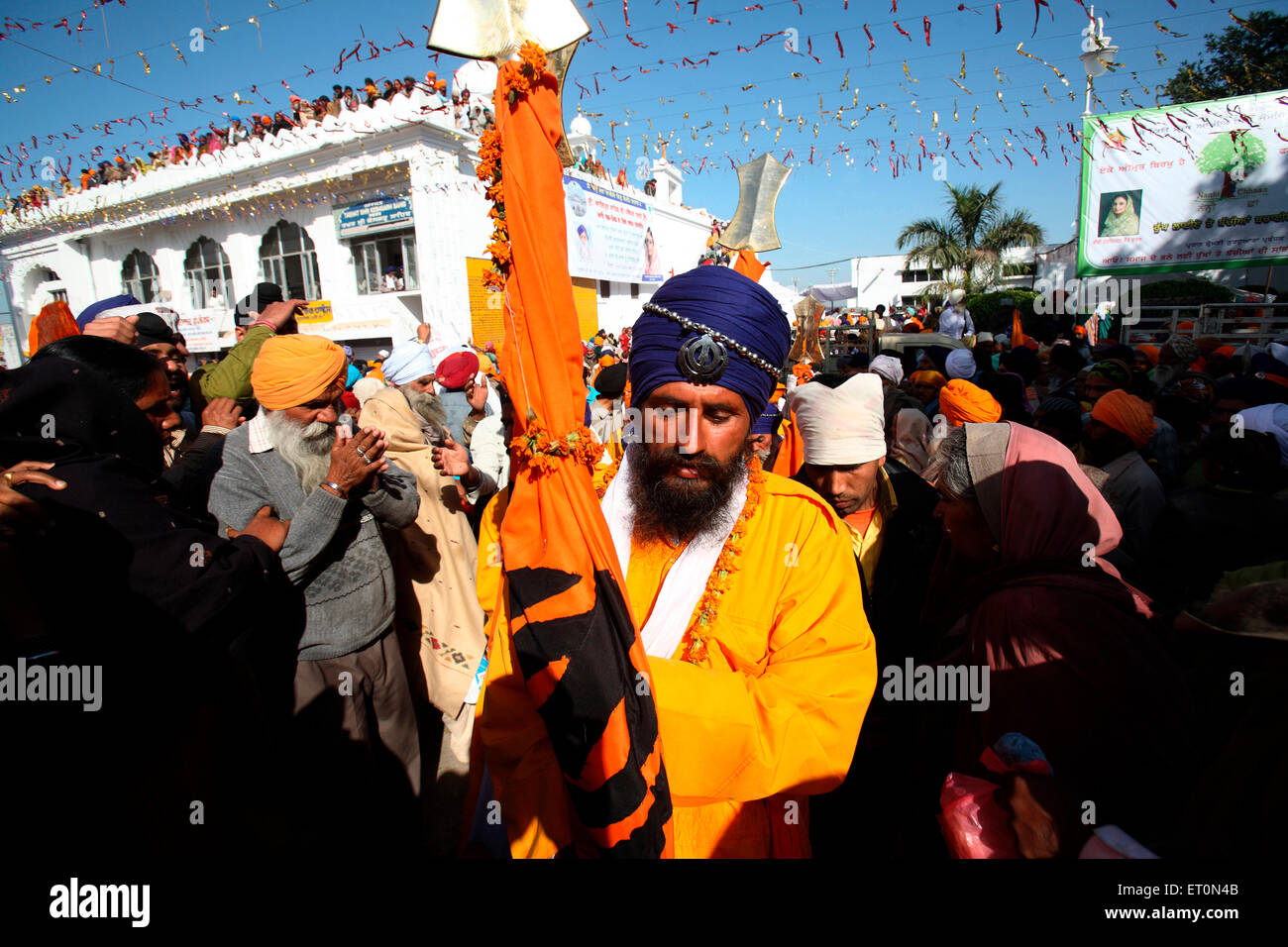 La religione sikh devoto che trasportano nishansahib santo bandiera durante la processione di Hola Mohalla di Anandpur sahib in Rupnagar Foto Stock
