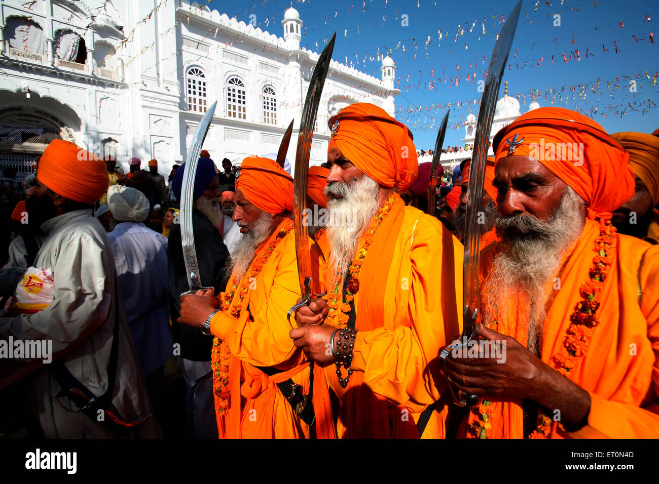 Il Guru sikh Panj Pyaare cinque leader amata processione di Hola Mohalla di Anandpur sahib in Rupnagar Foto Stock