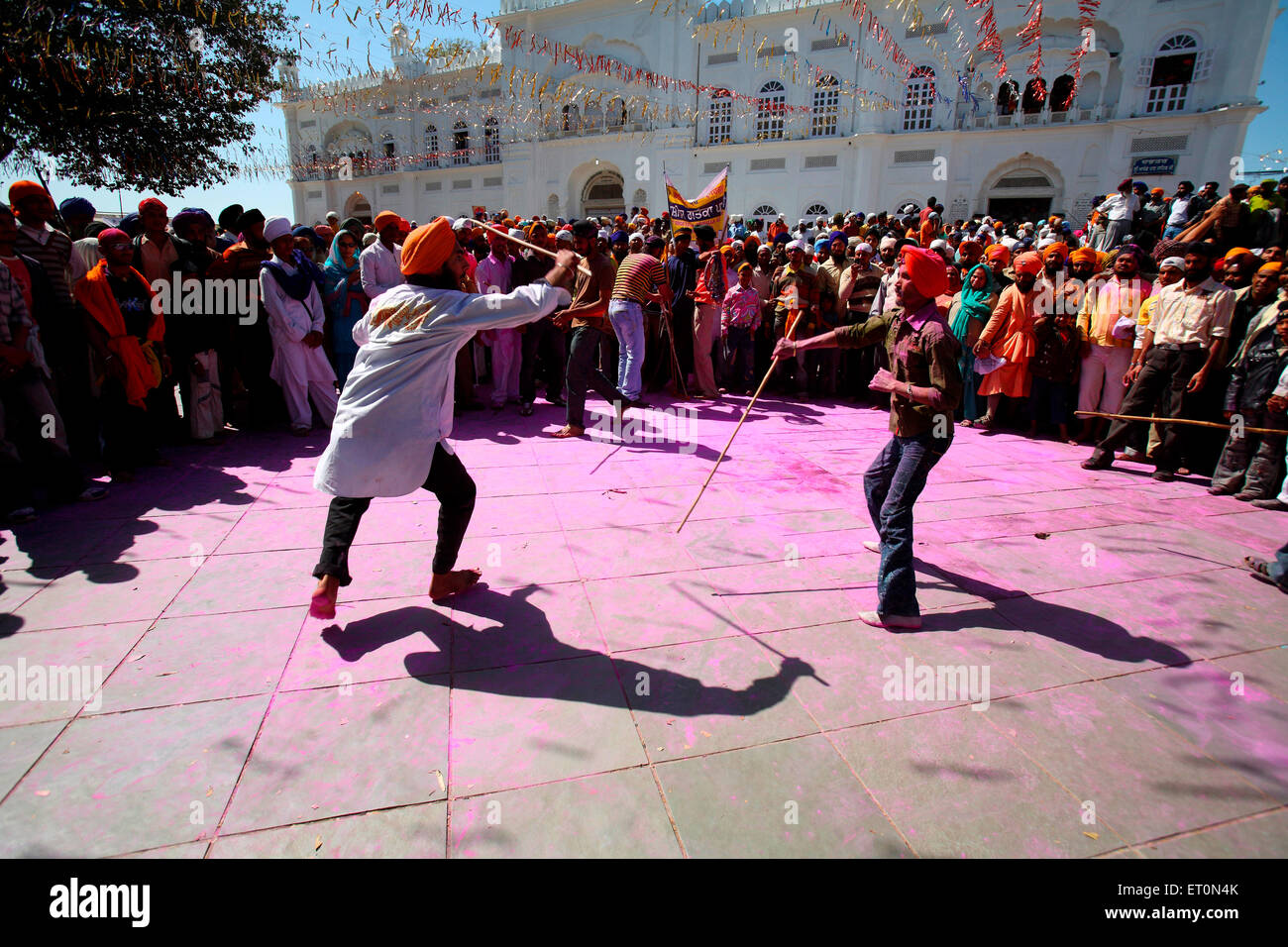 Karsevaks di Gurudwara eseguono acrobazie con bastoni durante la hola Mohalla celebrazioni a Anandpur sahib in Rupnagar Foto Stock