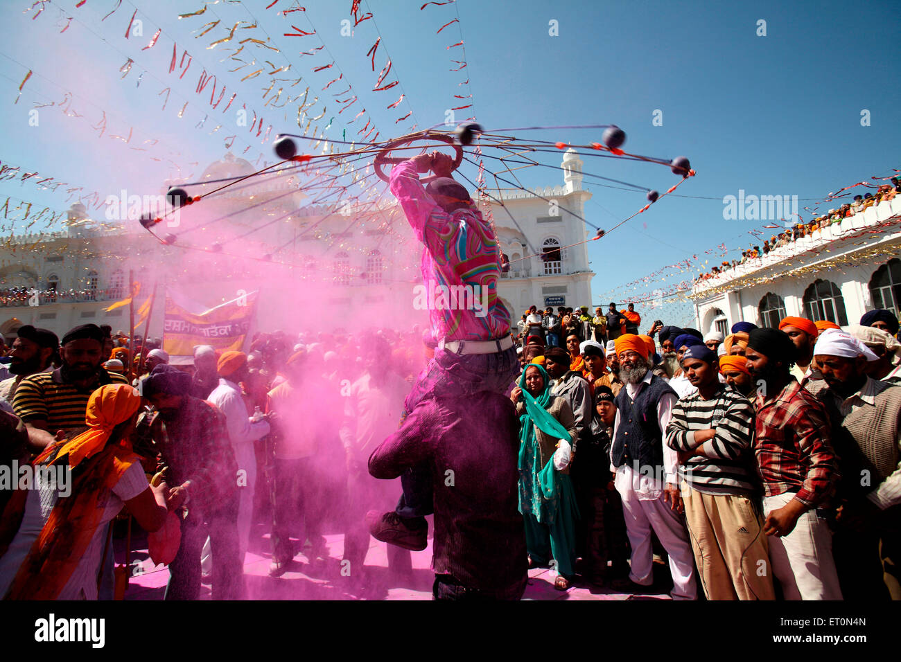 Karsevaks di Gurudwara eseguendo acrobazie durante la hola Mohalla celebrazioni a Anandpur sahib in Rupnagar Foto Stock