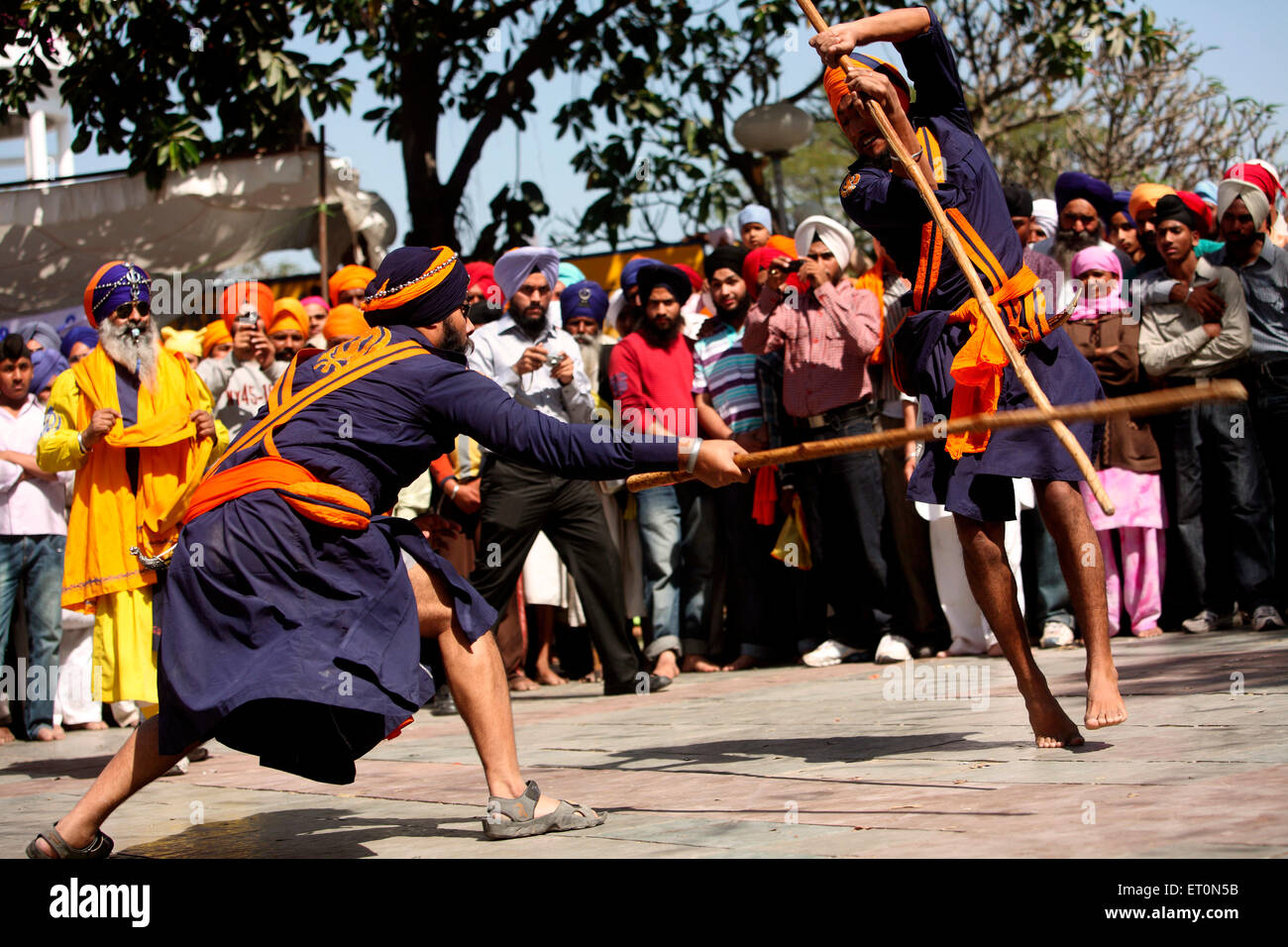 Nihang o guerrieri Sikh eseguono acrobazie con bastoni di legno in durante la hola Mohalla celebrazioni a Anandpur sahib Foto Stock