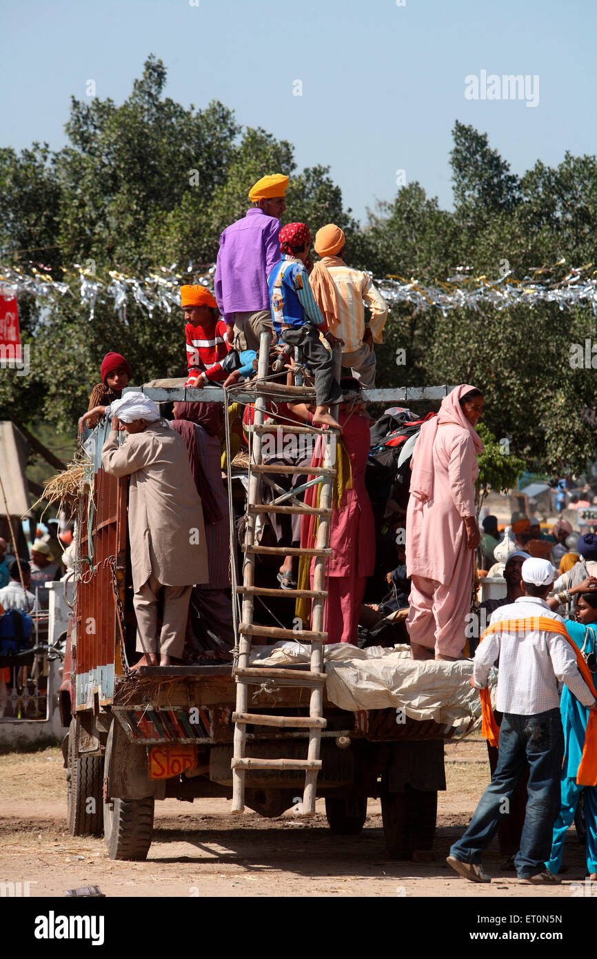 I devoti di salire a bordo carrello a Anandpur sahib nel distretto di Rupnagar ; Punjab ; India Foto Stock