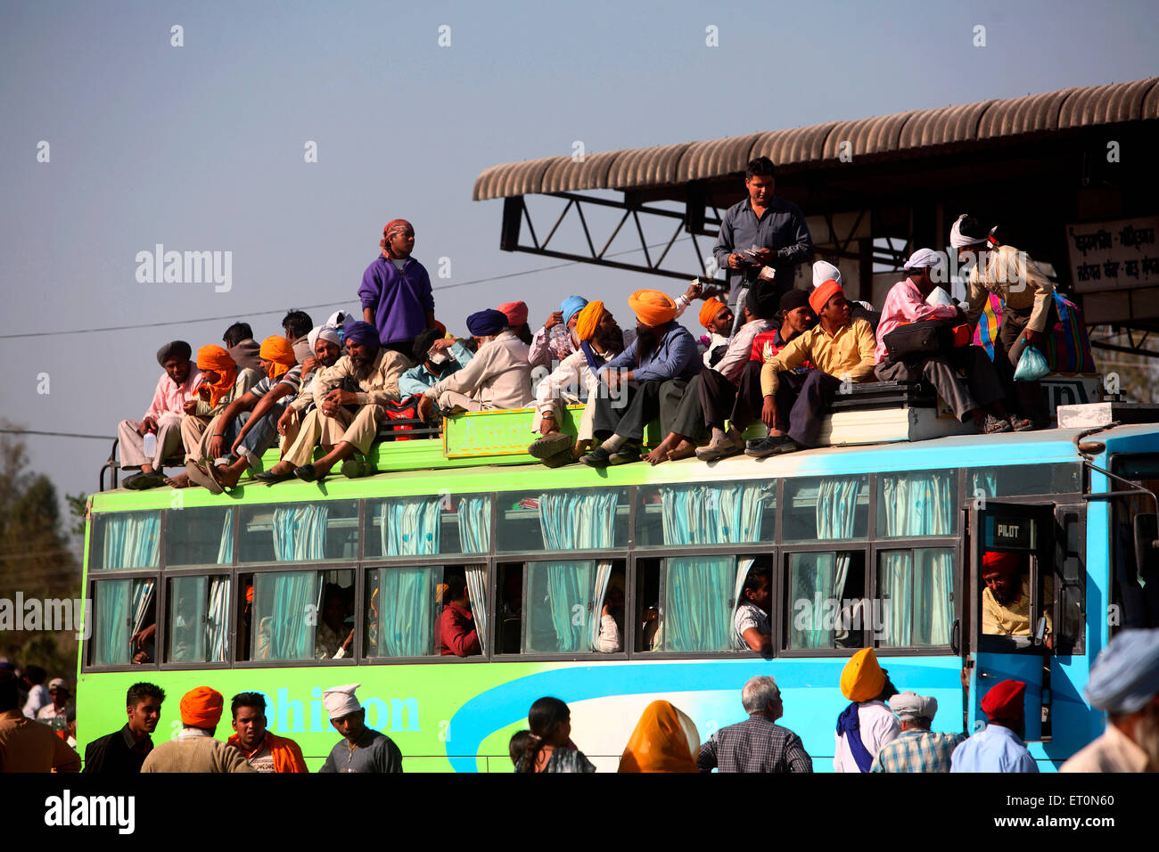 Le persone che viaggiano sul tetto del bus in Punjab ; India Foto Stock