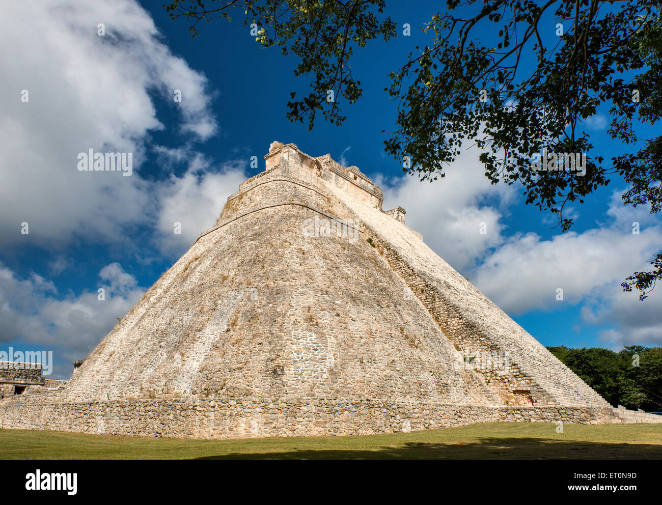 Piramide del Adivino (maghi casa), le rovine maya di Uxmal consentono al sito archeologico, la penisola dello Yucatan, Messico Foto Stock