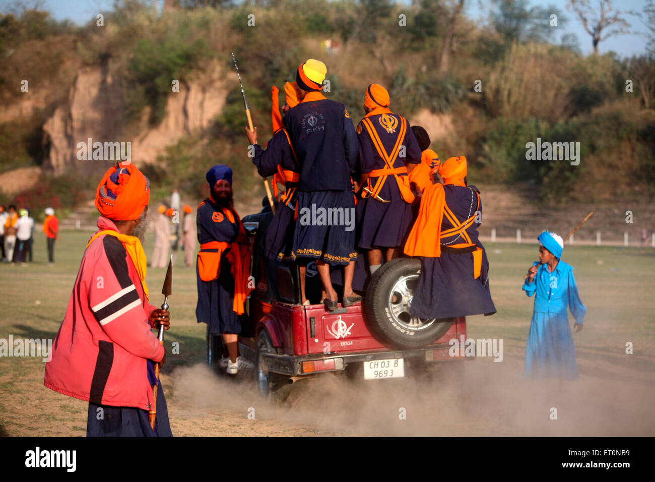 Gruppo di Nihangs o guerrieri Sikh guida in Maruti Suzuki durante la hola Mohalla celebrazione presso Anandpur sahib in Rupnagar Foto Stock