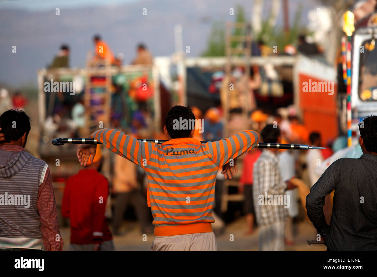 Lancia uomo, Hola Mohalla, Hola festival, Anandpur Sahib, Anandpur, Rupnagar, Ropar, Punjab, India, indiano Foto Stock