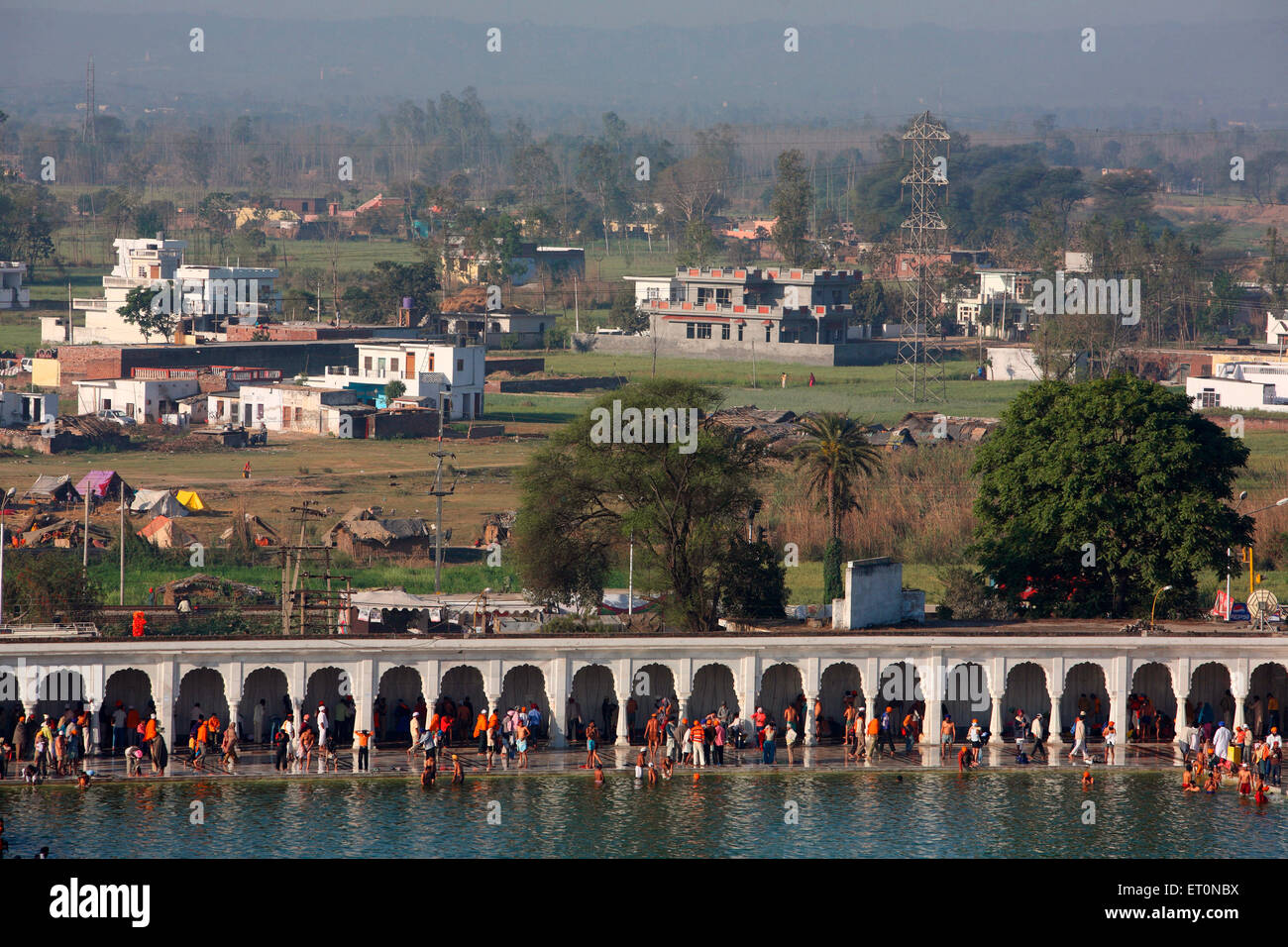 Vista di Sarovar o lago artificiale costruito per i devoti bagno con verde in background a Anandpur Sahib in Rupnagar Foto Stock