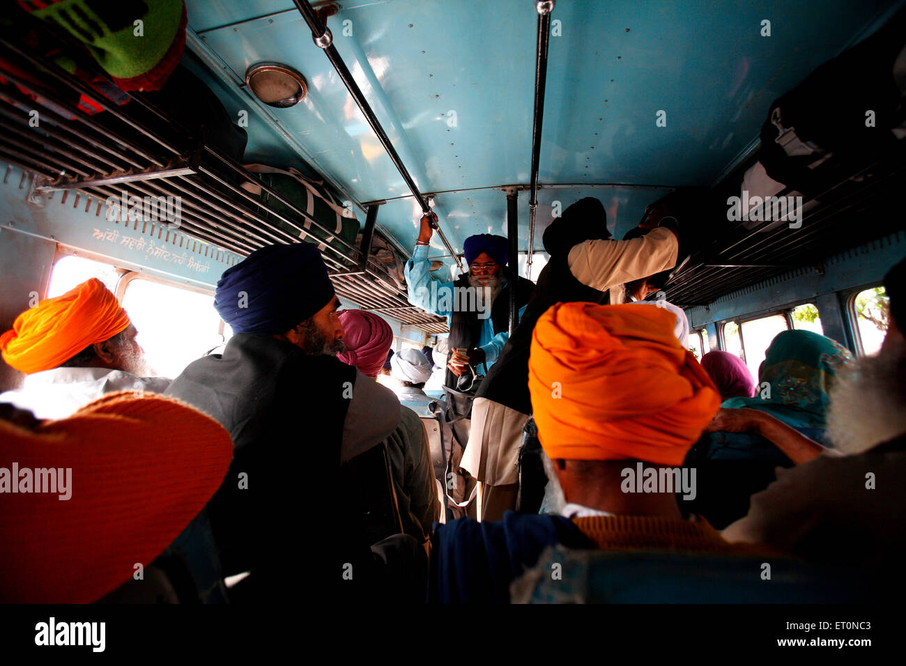 Persone sedute all'interno del bus in Punjab ; India Foto Stock