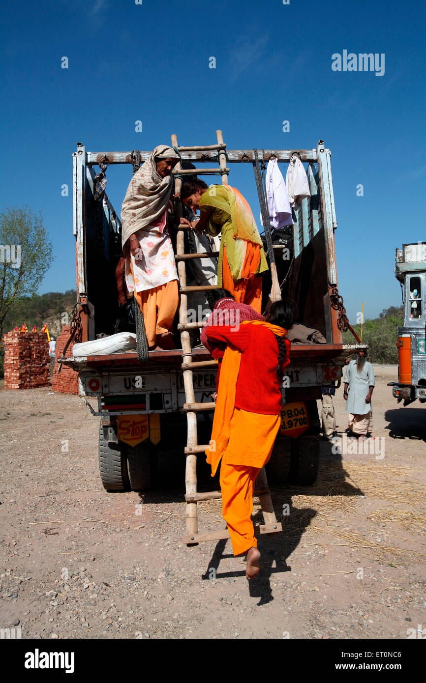 Le donne di scendere dal carrello in Punjab ; India Foto Stock