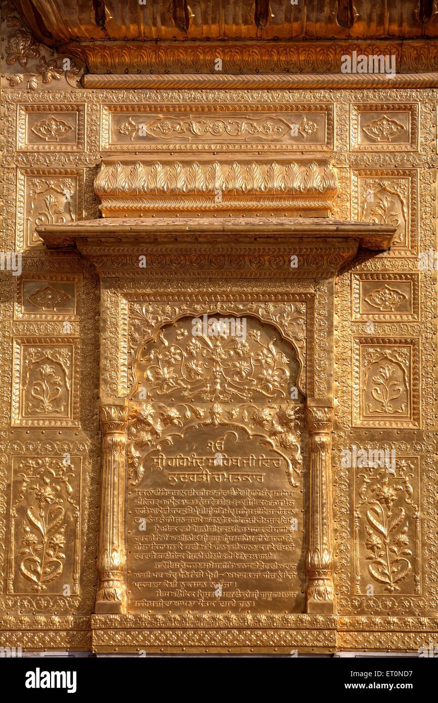 Close up evidenziando arte floreale lavorare su piastre d'oro di Harmandir Sahib o Darbar Sahib o tempio d'Oro Foto Stock