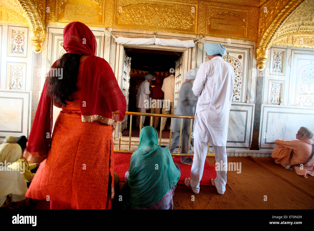 I devoti a Harmandir Sahib o Darbar Sahib o tempio d'oro di Amritsar ; Punjab ; India Foto Stock