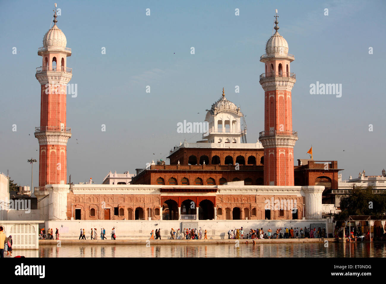 Torre dell'orologio di Ramgarhia Bunga, complesso del Tempio d'Oro, Harmandir Sahib Sarovar, Amritsar, Punjab, India Foto Stock