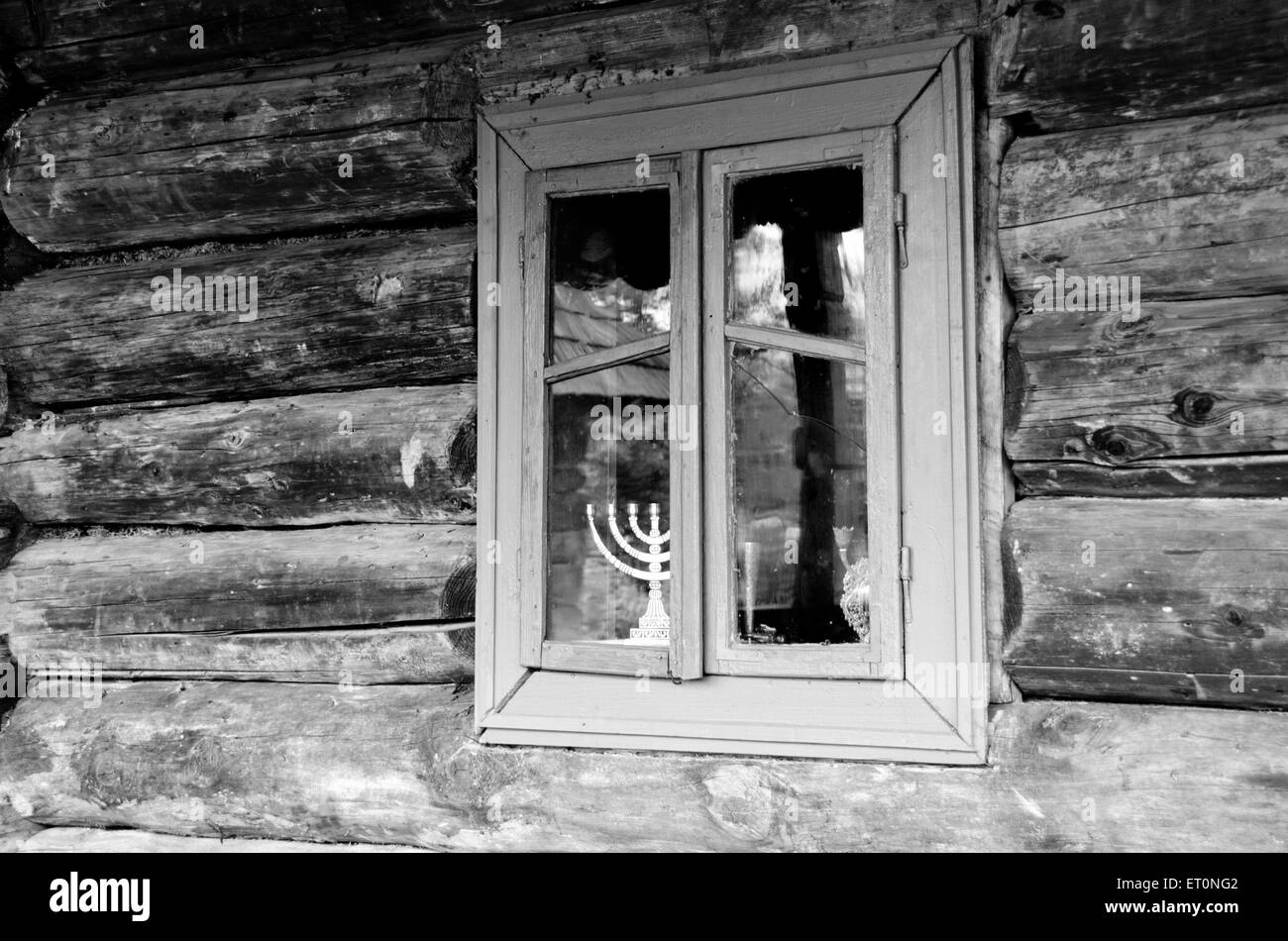 Finestra con menorah in ebraico di vecchia casa in legno Foto Stock