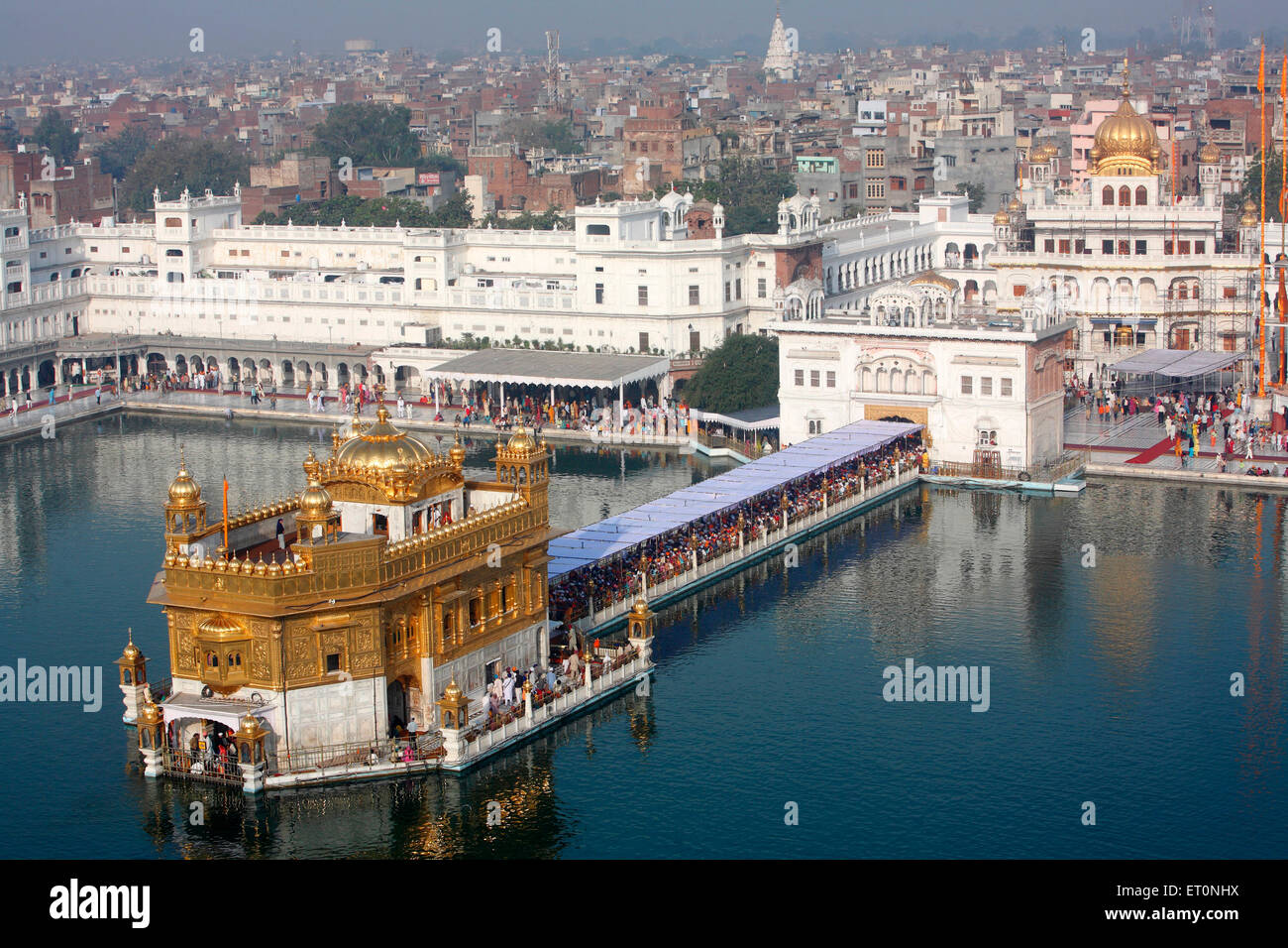 Vista aerea di Harmandir Sahib o Darbar Sahib o tempio d'oro circondato da lago di Amritsar ; Punjab ; India Foto Stock