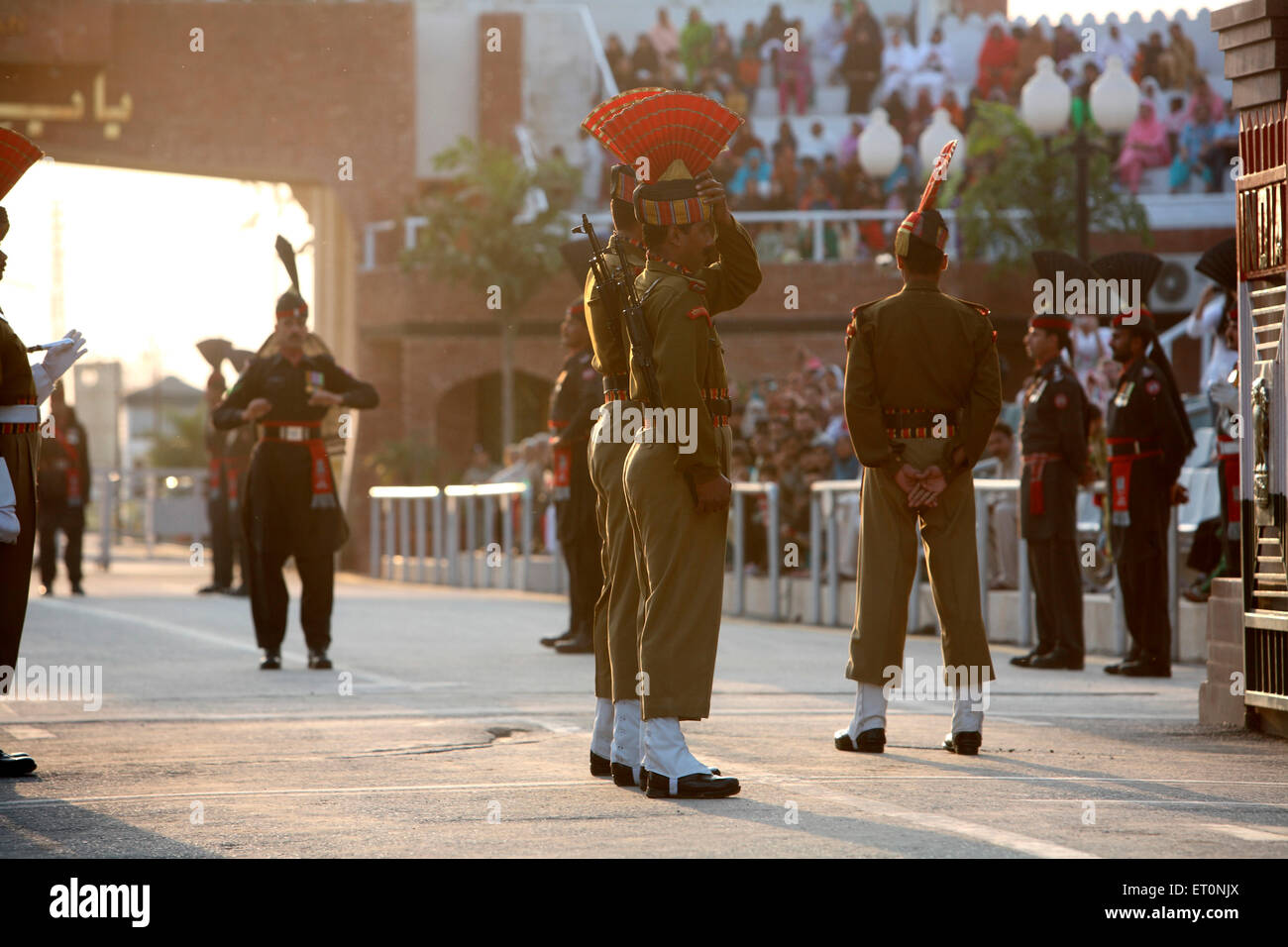 Confine indiano forza di sicurezza e soldati pakistani ottenere contropartita orientata fino alla modifica dei della guardia di frontiera Wagah Foto Stock