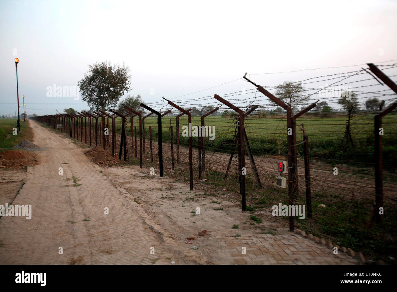 I fili elettrosagliati segnano la frontiera tra l'India e il Pakistan al confine di Wagah ; Amritsar ; Punjab ; India , Asia , Indiana, asiatica Foto Stock
