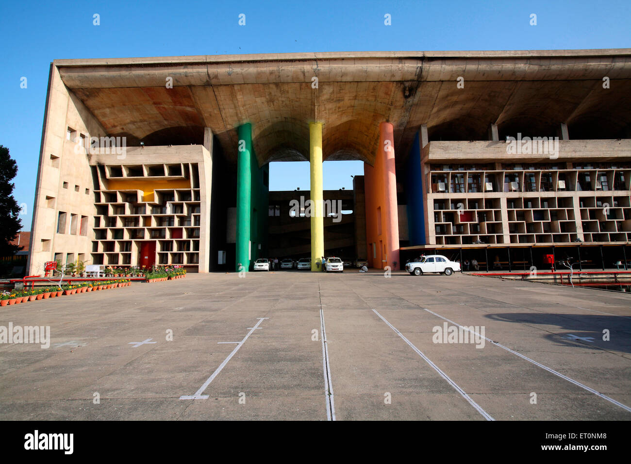 Edificio progettato da le Corbusier, High Court, Chandigarh, Union Territory, UT, India Foto Stock