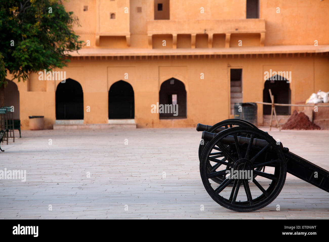 Canon mantenuta nel cortile di ambra o Forte Amer costruito nel 1592 ; Jaipur ; Rajasthan ; India Foto Stock
