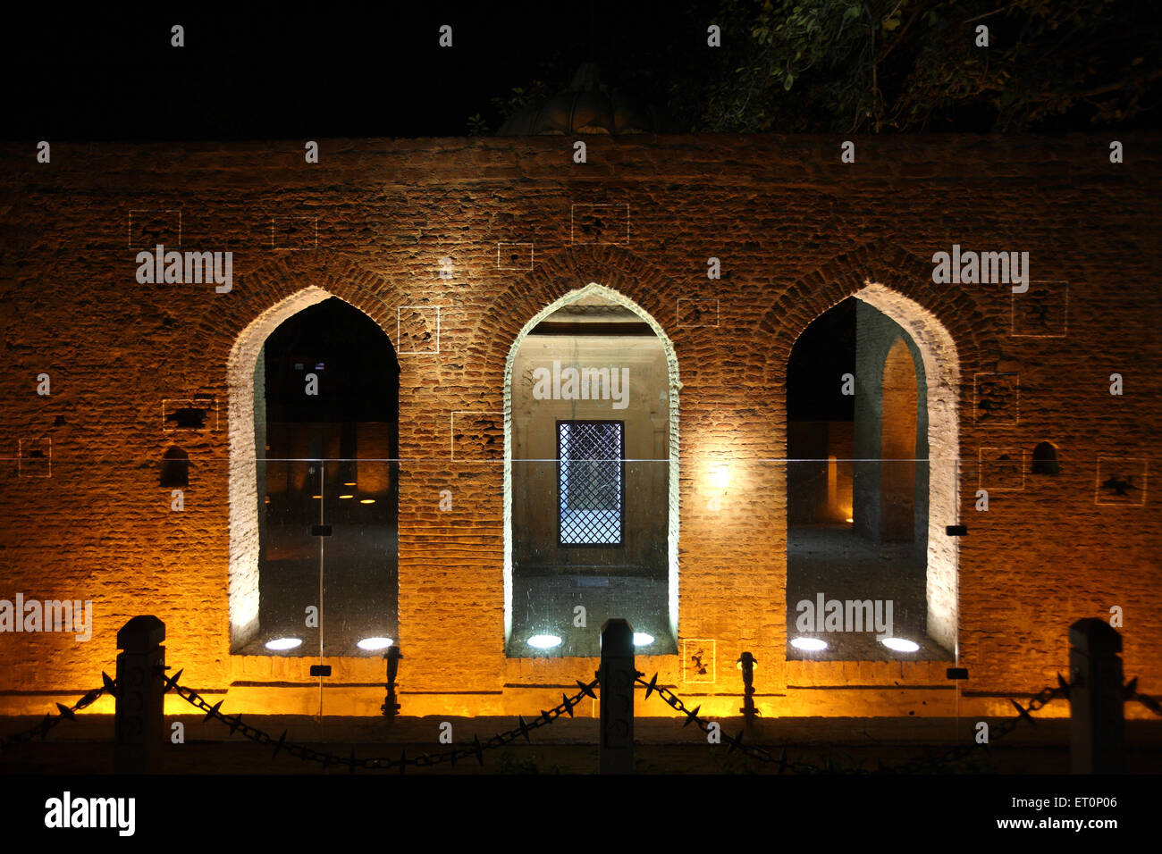 Bullet segni visibili sulla parete conservato a Jalianwala Bagh ; Amritsar ; Punjab ; India Foto Stock