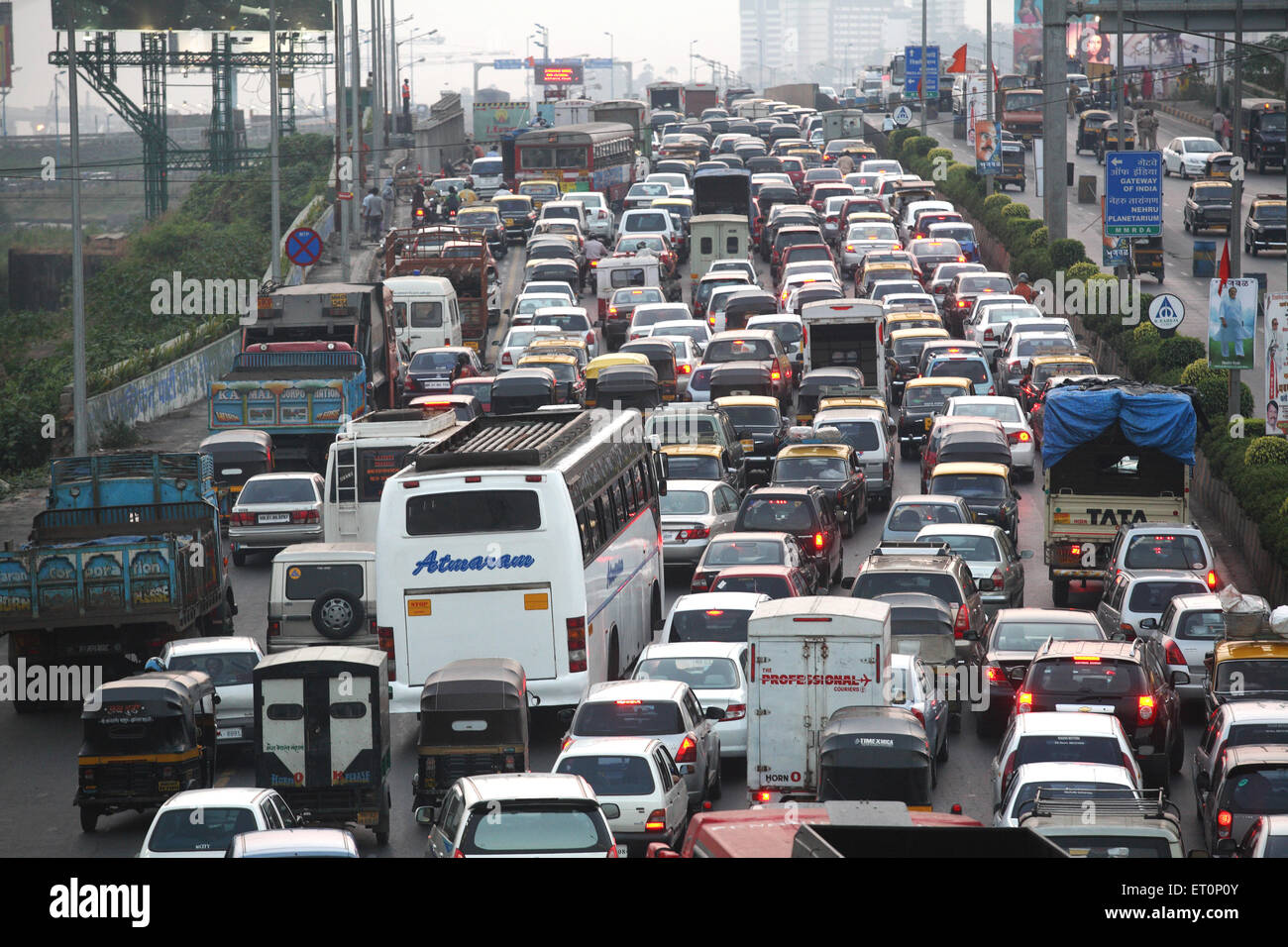 Traffico, Western Express Highway, Bandra, Bombay, Mumbai, Maharashtra, India Foto Stock