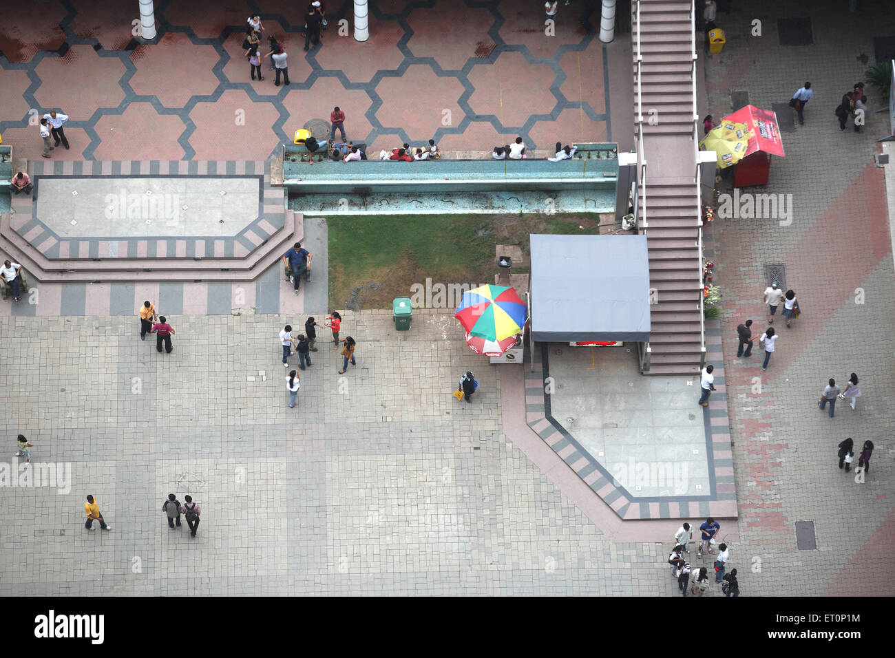 La gente che acquista al centro commerciale del composto del mulino di Phoenix in basso Parel, Bombay, Mumbai, Maharashtra, India, High Street Phoenix, Phoenix Mall, Foto Stock