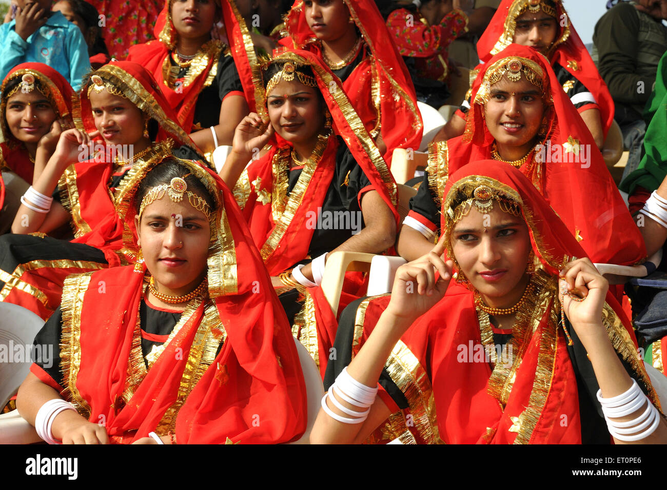 Ragazze indossando il tradizionale costume di Rajasthani in Pushkar fair ; Rajasthan ; India n. MR Foto Stock