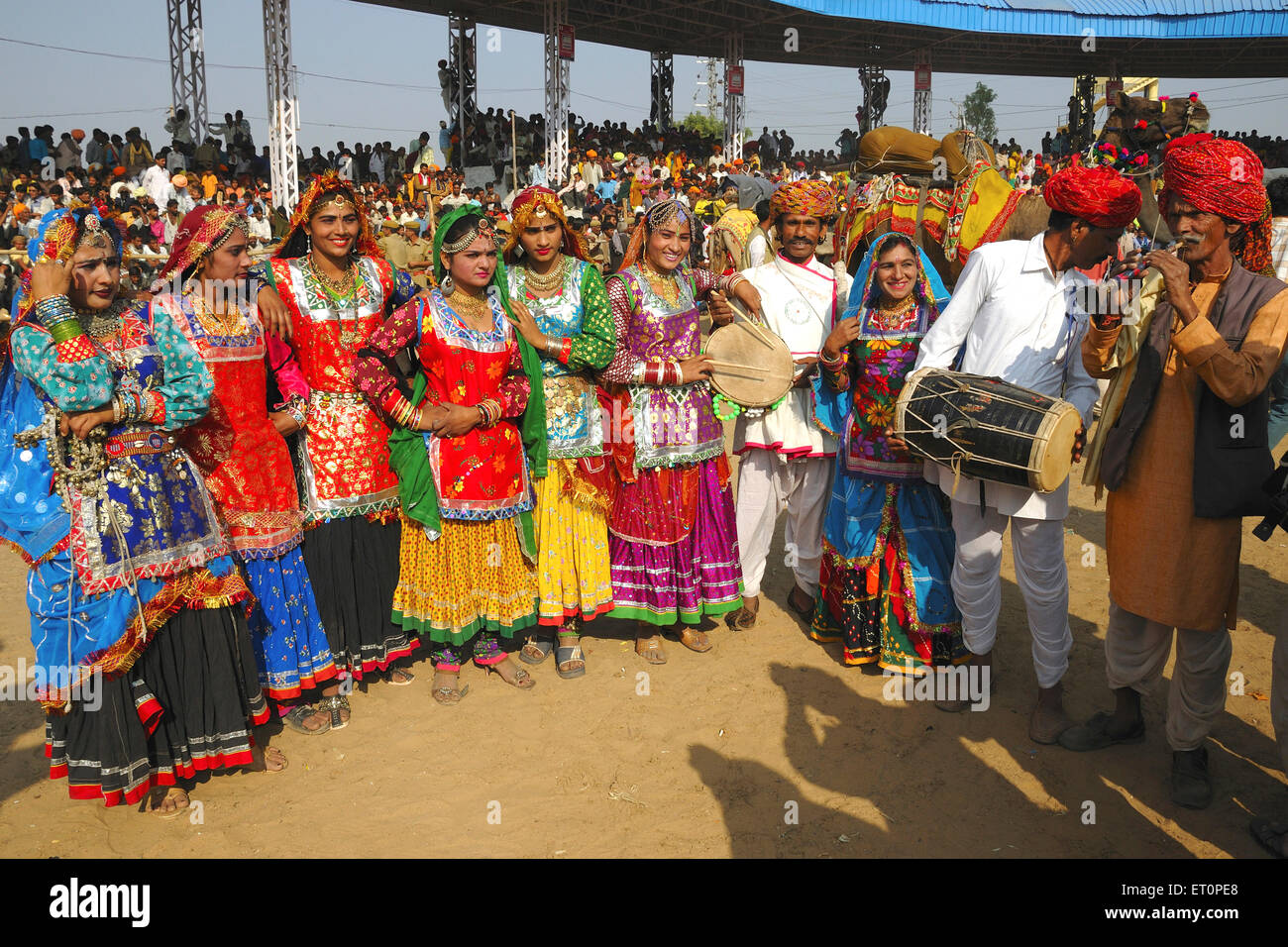 Ragazze in tradizionale costume di Rajasthani in Pushkar fair ; Rajasthan ; India n. MR Foto Stock