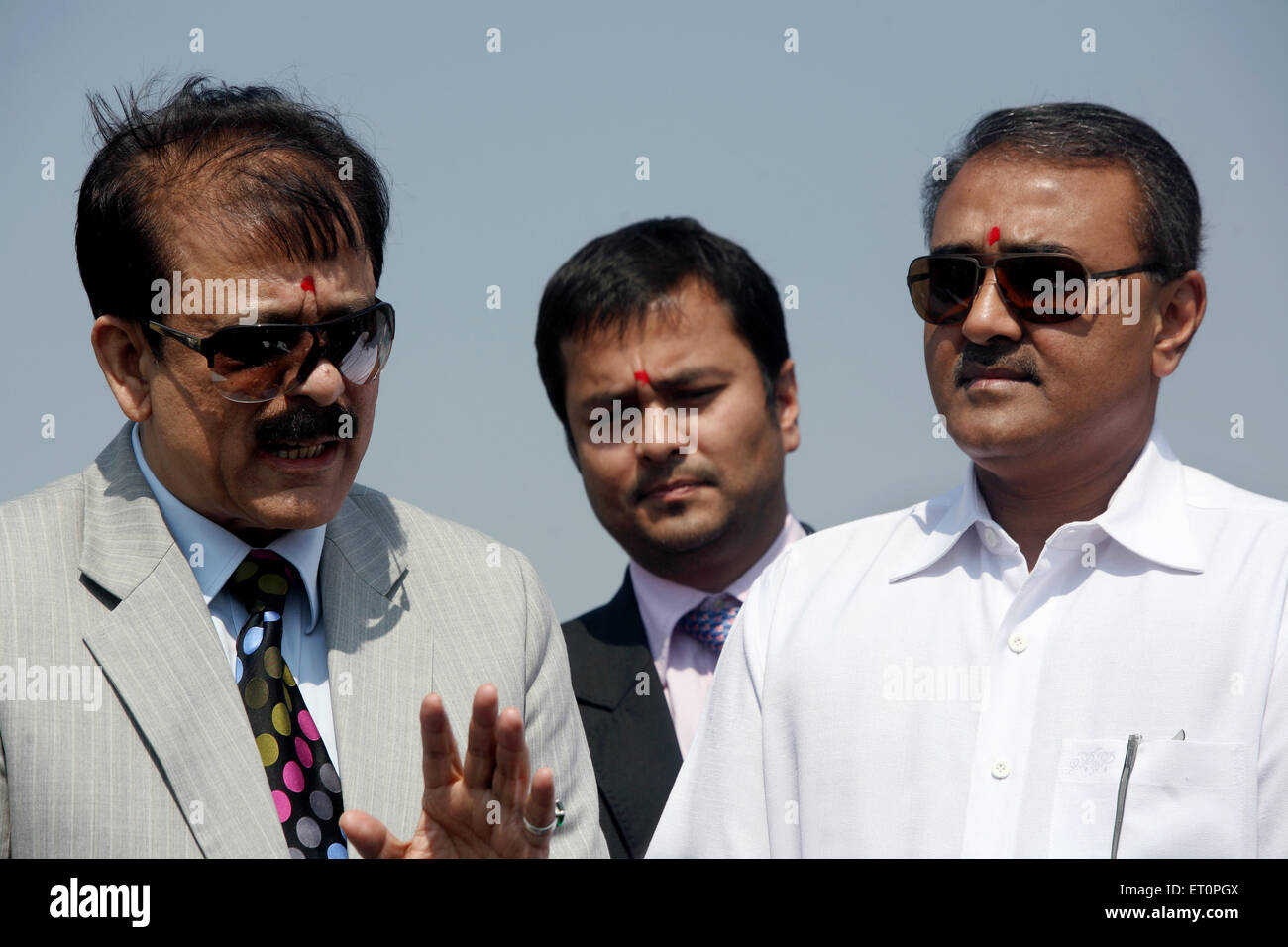 Praful patel lungo con Subrata Roy e seemanto roy ; Maharashtra ; India NOMR Foto Stock