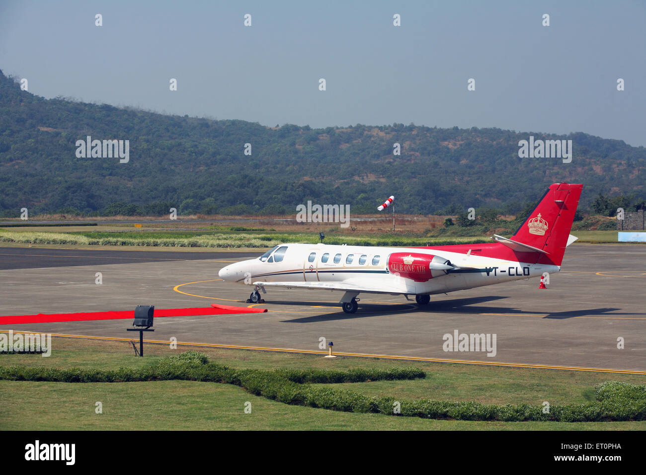 Tappeto rosso per i passeggeri del volo inaugurale a aamby valley aeroporto ; Lonavala ; Maharashtra ; India Foto Stock
