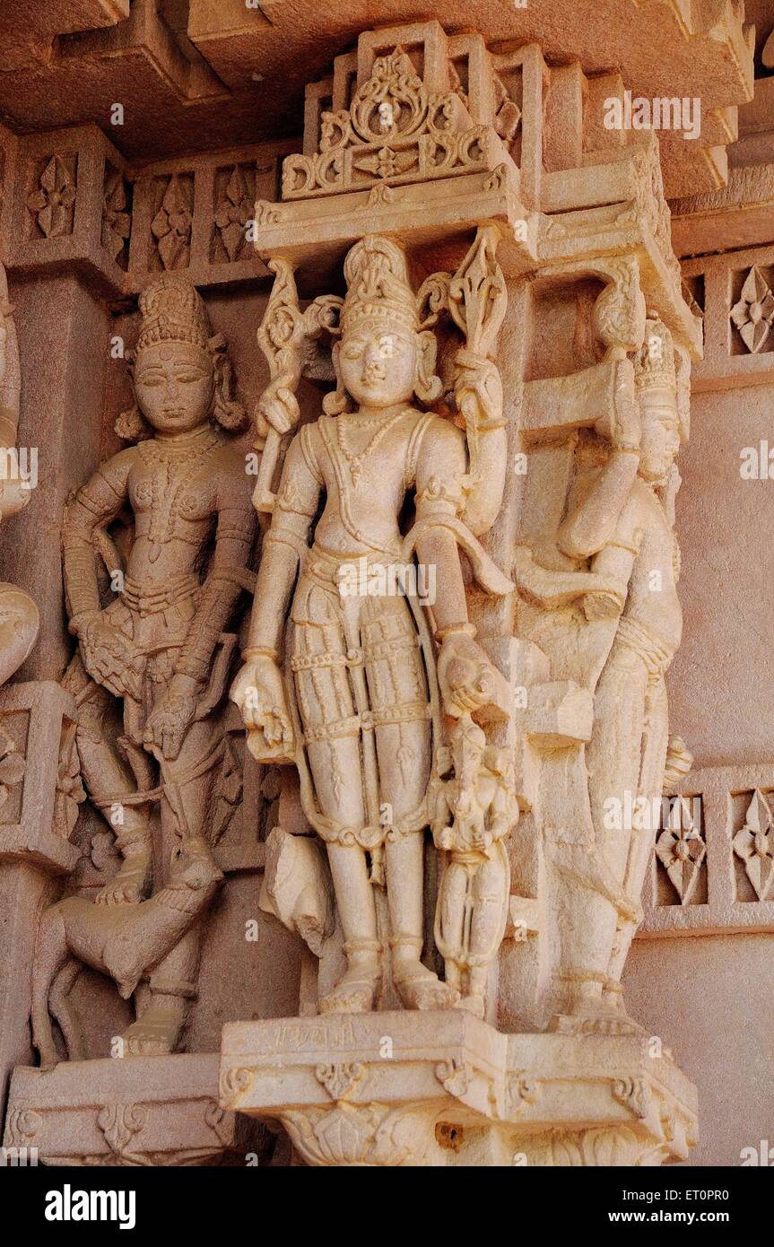 Gli idoli scolpiti in pietra a parete in deval ; Mandore ; Jodhpur ; Rajasthan ; India Foto Stock