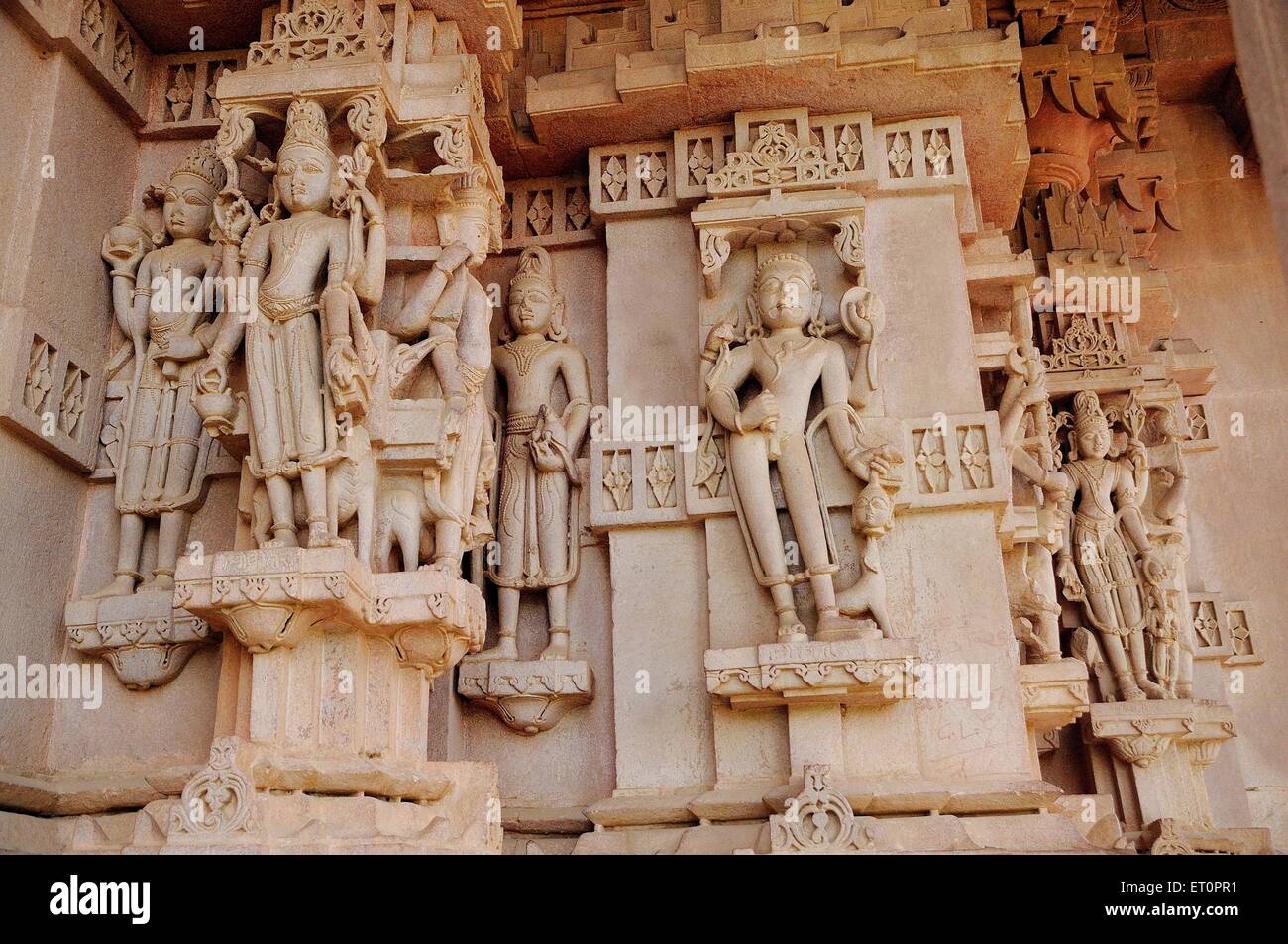 Gli idoli scolpiti in pietra a parete in deval ; Mandore ; Jodhpur ; Rajasthan ; India Foto Stock