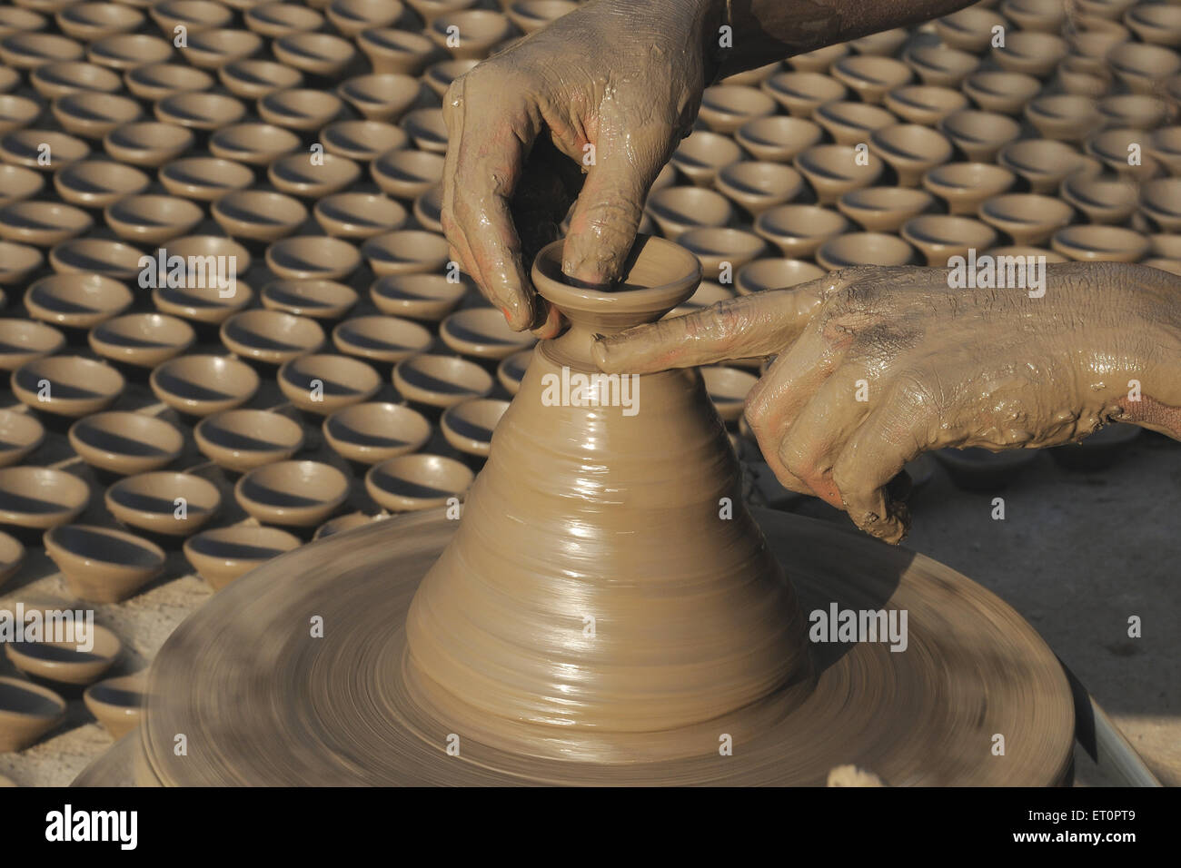 Potter rendendo in ceramica su ruota ; Jodhpur ; Rajasthan ; India Foto Stock