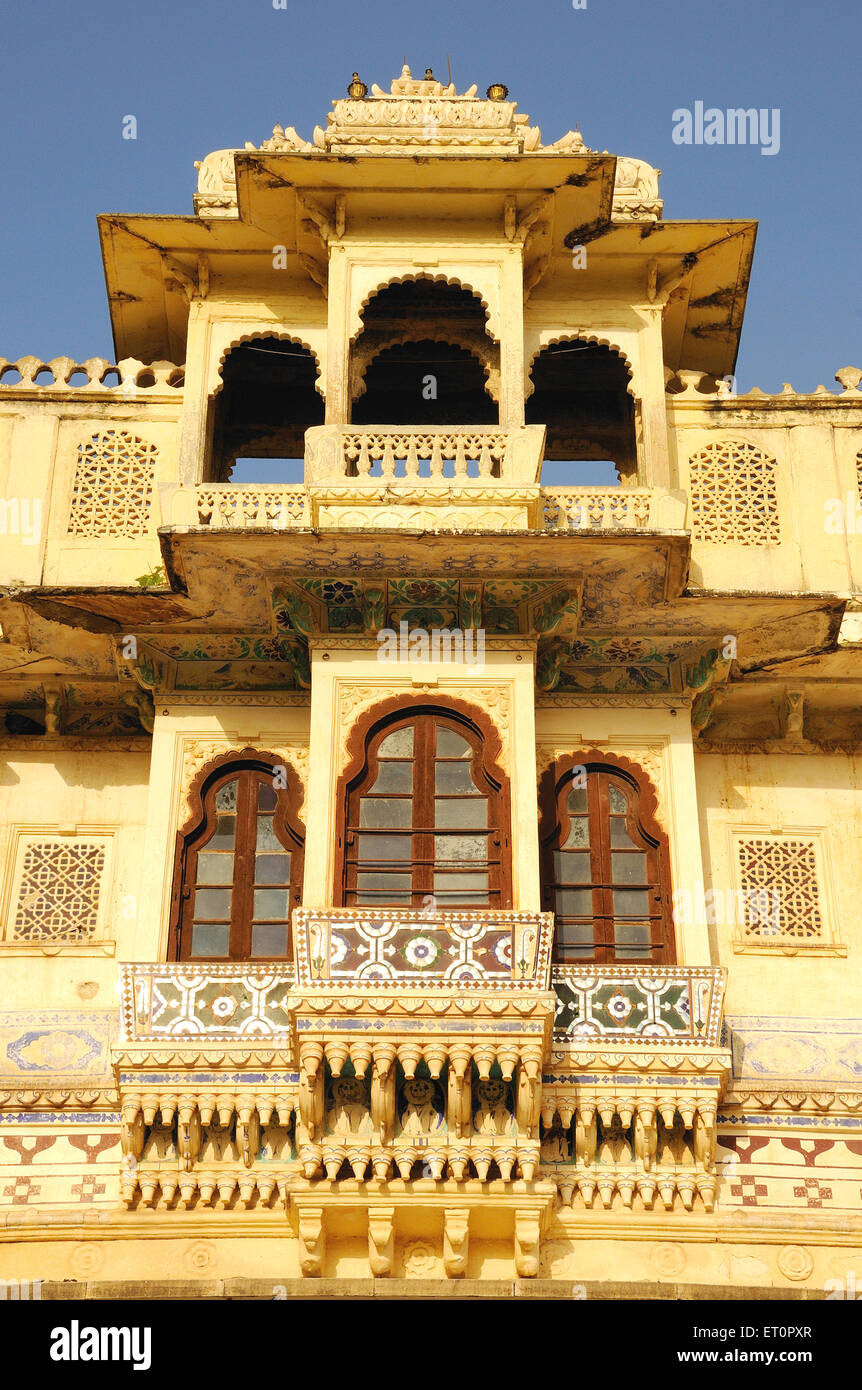 Balcone ; Pichola Haveli ; Lago di Pichola ; Udaipur ; Rajasthan ; India Foto Stock