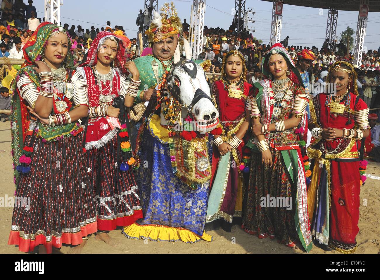 Gruppo di kutchi ghori ballerini ; Pushkar fair ; Rajasthan ; India n. MR Foto Stock