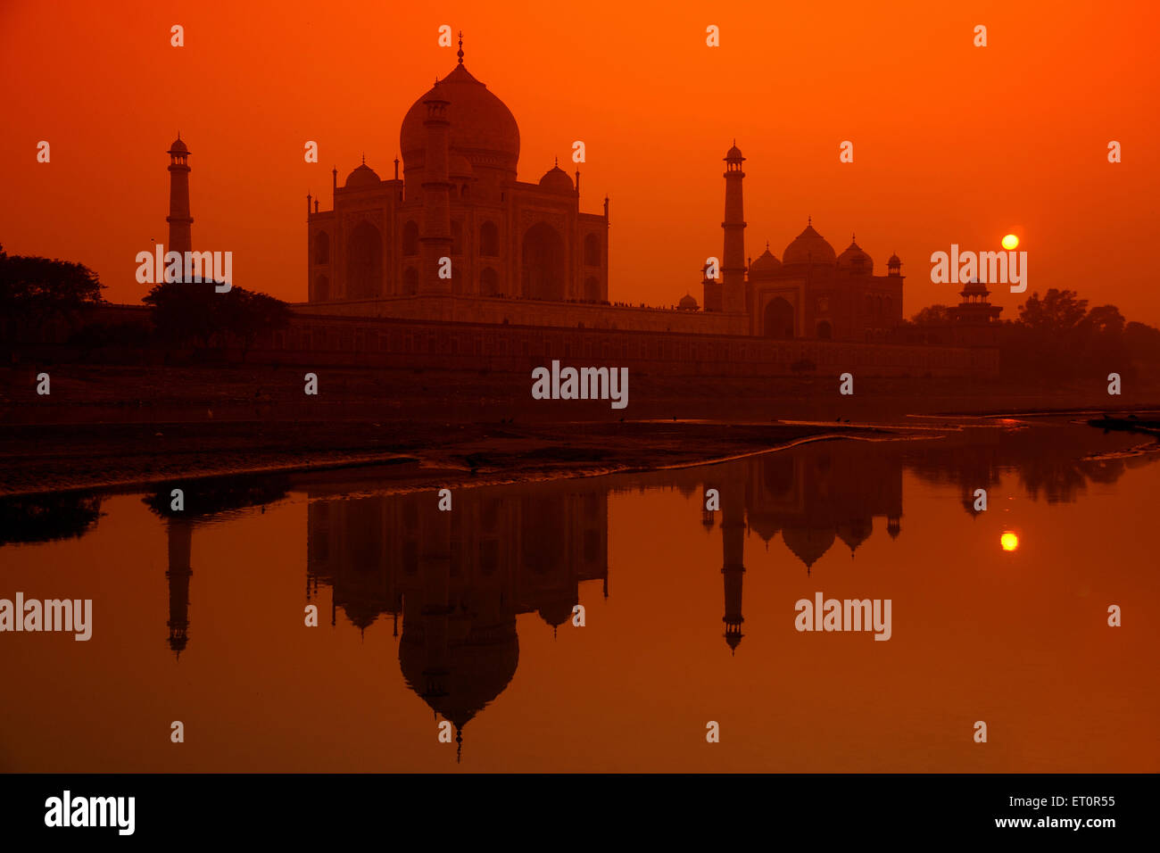 La riflessione del Taj Mahal nel fiume Yamuna al tramonto ; Agra ; Uttar Pradesh ; India Foto Stock