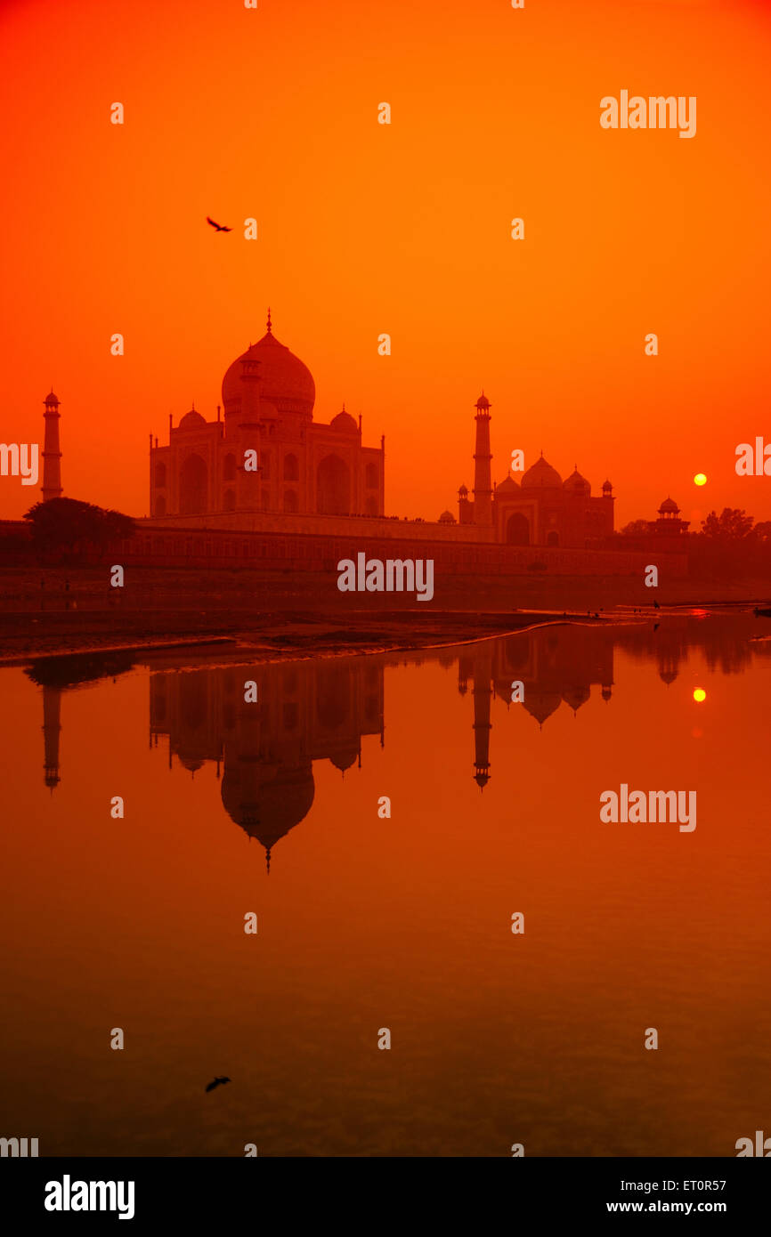 La riflessione del Taj Mahal nel fiume Yamuna al tramonto ; Agra ; Uttar Pradesh ; India Foto Stock