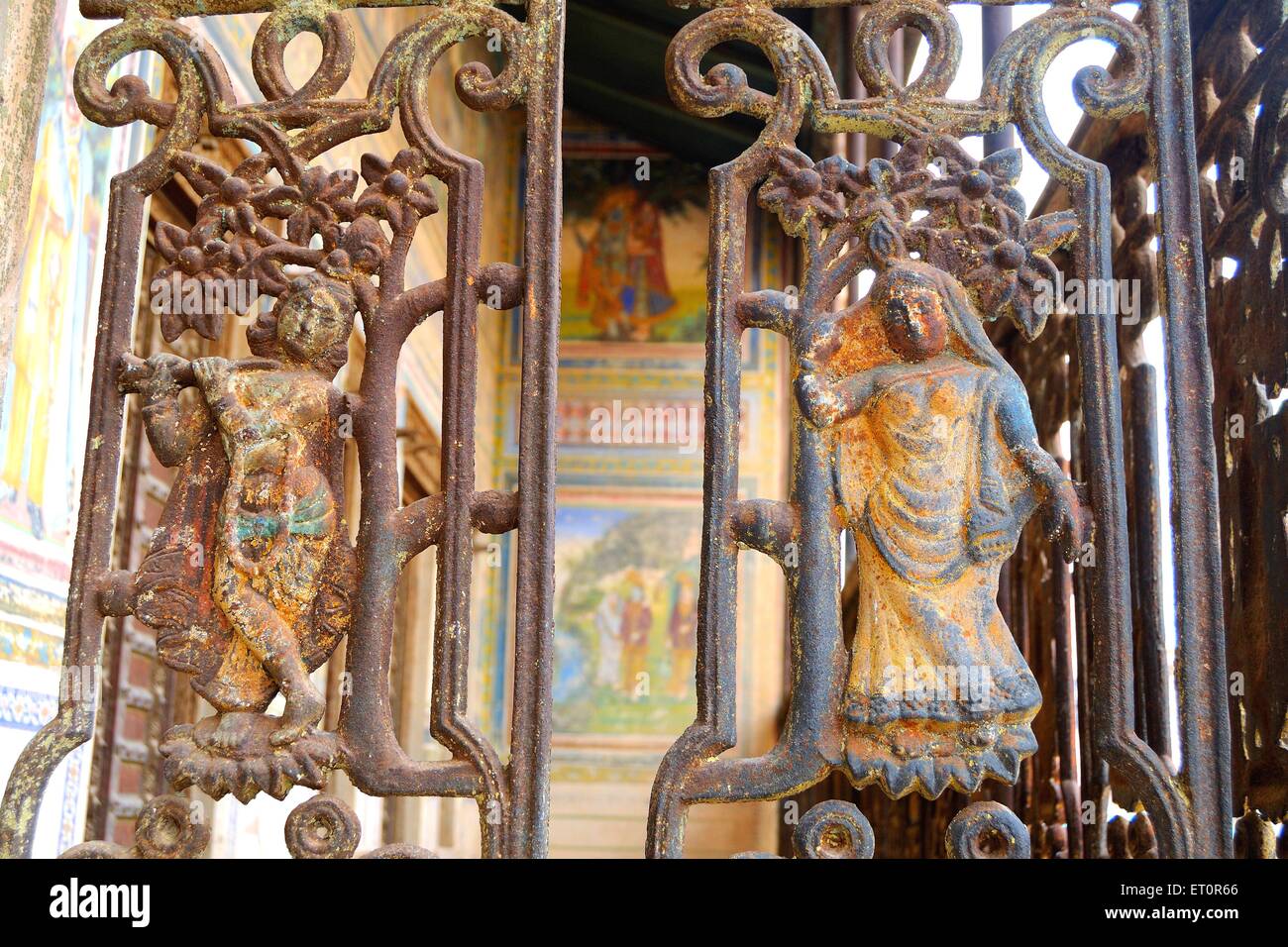 Porta di ferro con Radha Krishna ; Fatehpur ; Shekhavati ; Rajasthan ; India Foto Stock