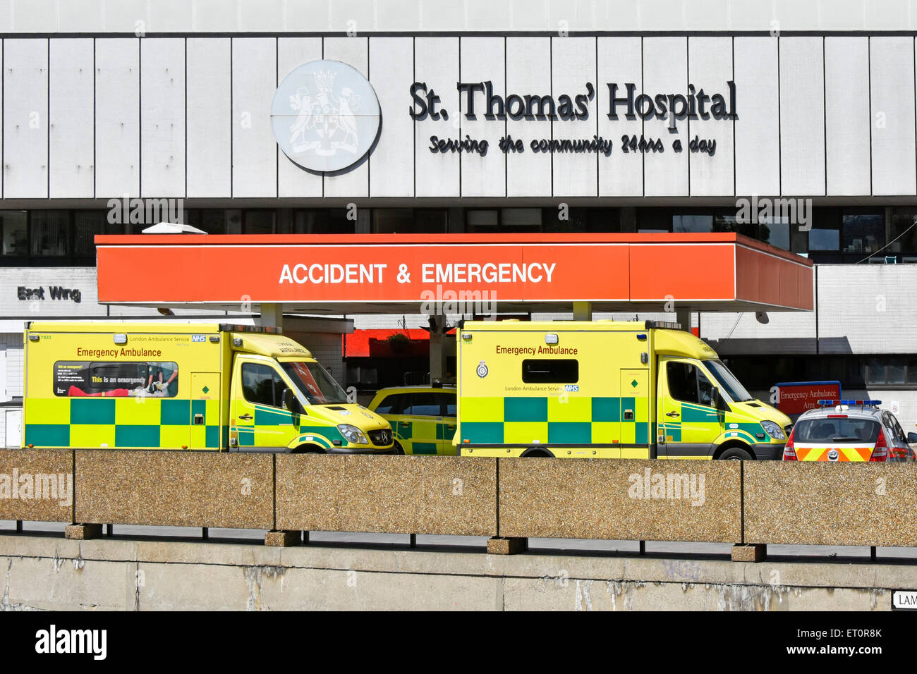 NHS ambulanze di emergenza e auto della polizia in ospedale a& e dipartimento entrata St Thomas Hospital Lambeth Londra Inghilterra REGNO UNITO Foto Stock