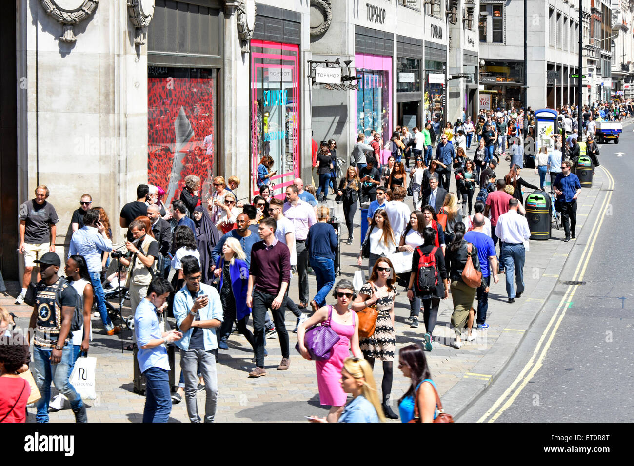 Shopping folla di persone in un'animata Oxford Street West End fuori dal negozio Topshop clienti commerciali durante il caldo giorno estivo Londra Inghilterra Regno Unito Foto Stock