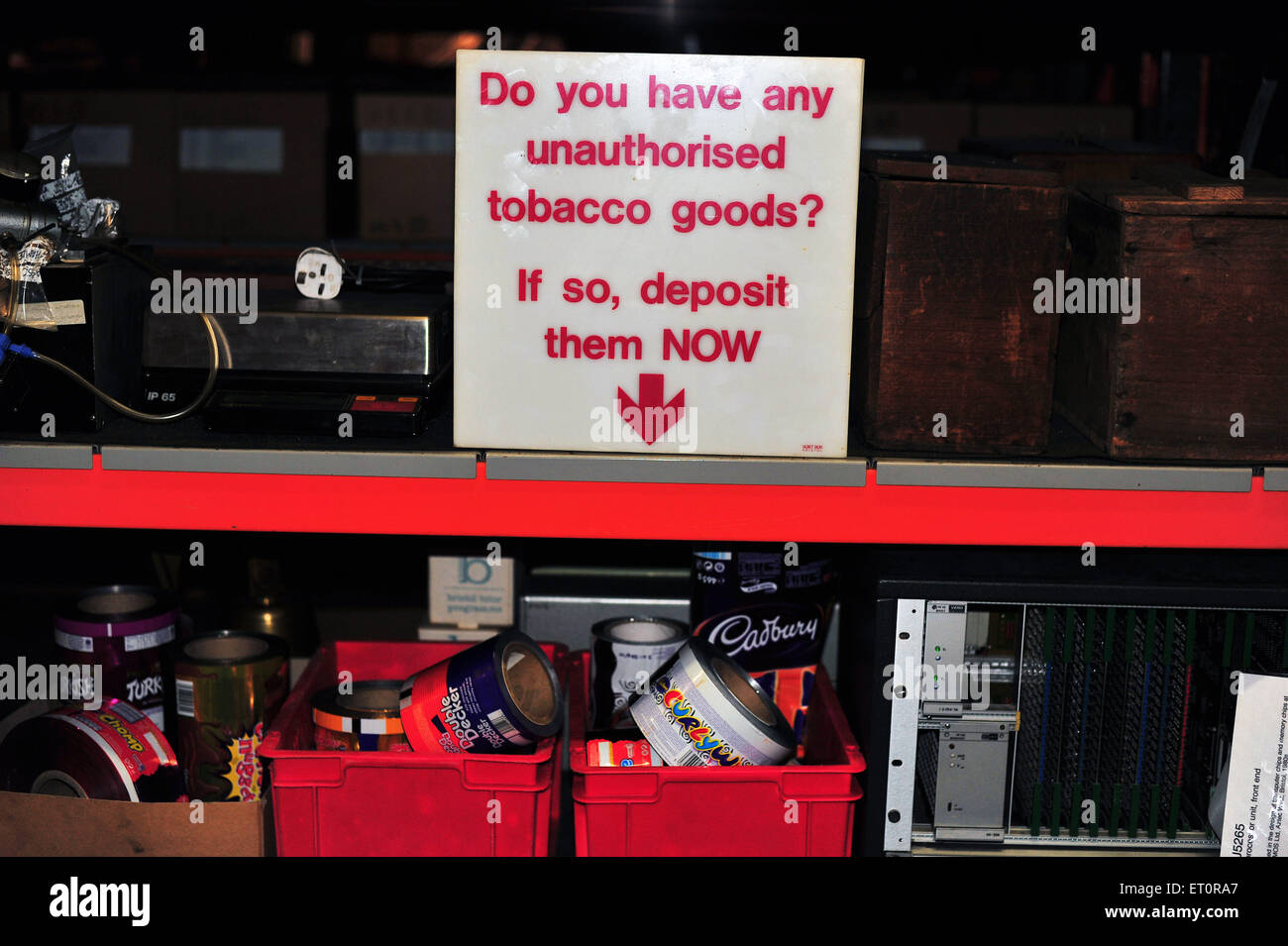 Un tabacco non autorizzate segno beni conservati nel magazzino di stoccaggio per il Bristol M museo capannone. Foto Stock