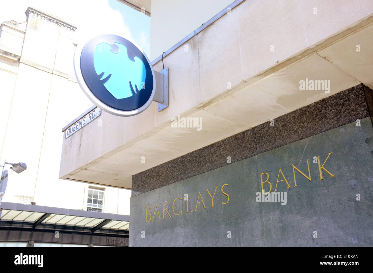 Un segno al di fuori di una filiale della Barclays Bank nella zona di Clifton Bristol nel Regno Unito. Foto Stock