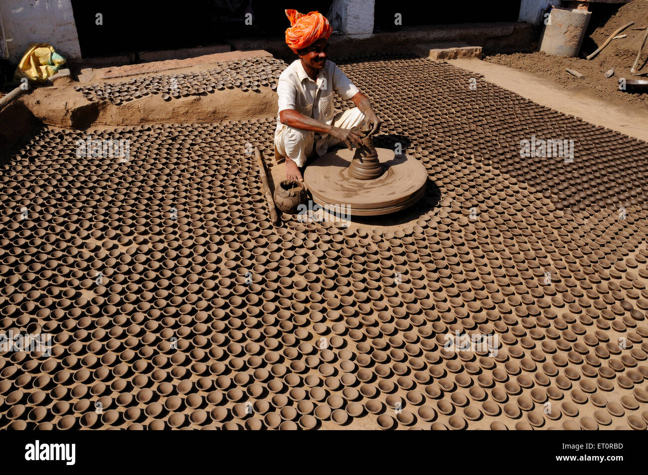 Potter rendendo le lampade di sabbia su una ruota potter ; Jodhpur ; Rajasthan ; India Signor#786 Foto Stock