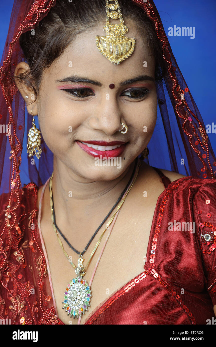 Signora indossare gioielli signor#769 F Foto Stock