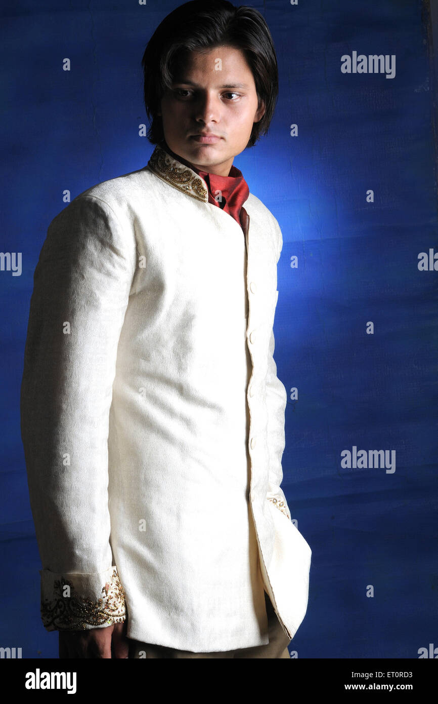 Uomo che indossa una giacca Jodhpuri su sfondo blu MR#769H Foto Stock