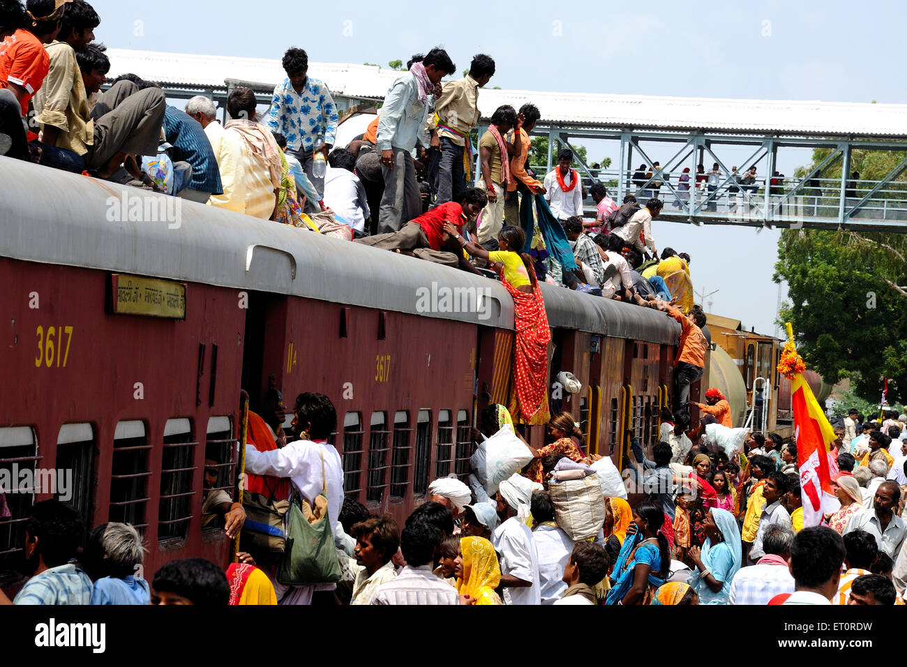 Pendolari che salgono sul tetto del treno Jodhpur Rajasthan India Indian Train Foto Stock