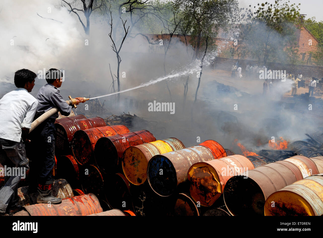 I vigili del fuoco cercando di ammainare fuori fuoco mentre magazzino scarti ; Jodhpur ; Rajasthan ; India Foto Stock